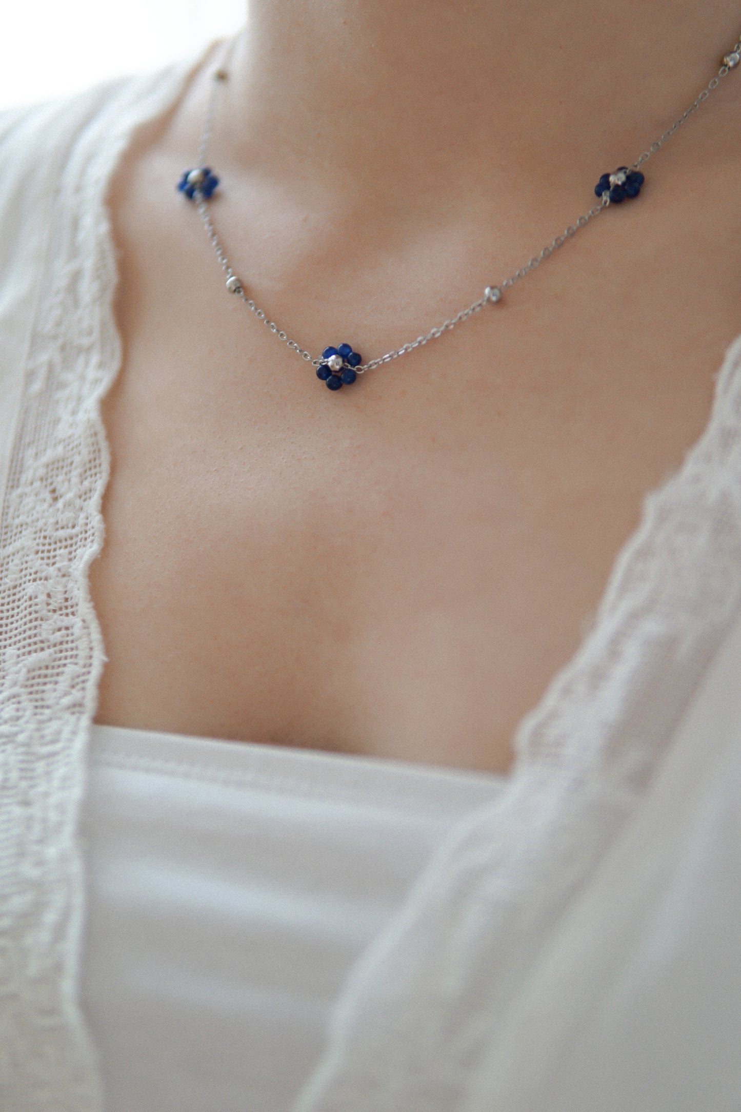 Blütenzauber in Dunkelblau Silber